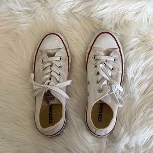 White converse low top sz 6